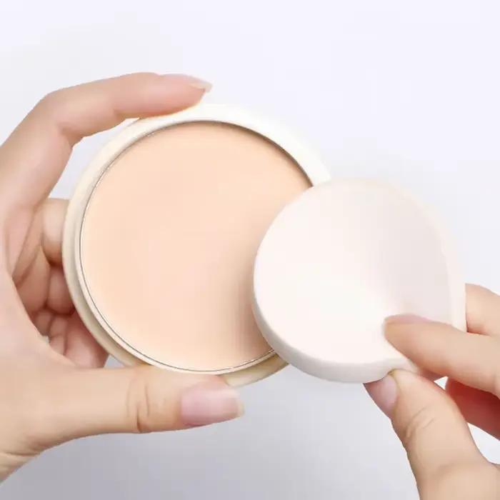 Poudre de maquillage hydratante et éclaircissante imperméable