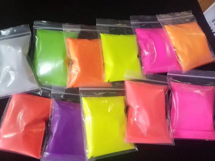 Poudre fluorescente de couleur néon brillante