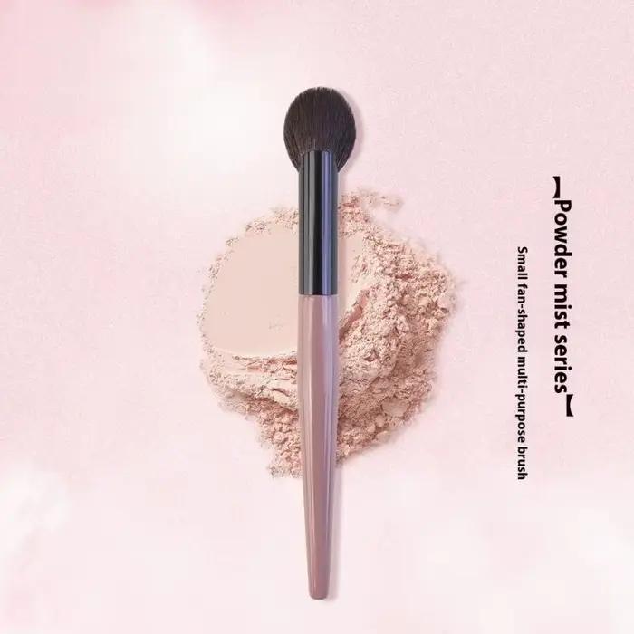 Petit pinceau à Blush en forme d'éventail