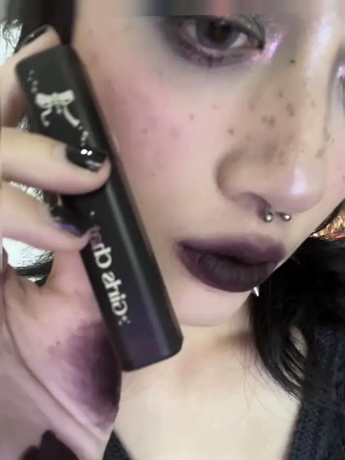 Girlschat brillant à lèvres miroitant hydratant nu mat velours lisse foncé gothique boue
