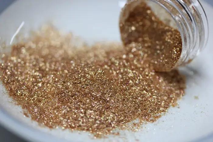 Poudre pigmentée en poudre pour surligneur ample
