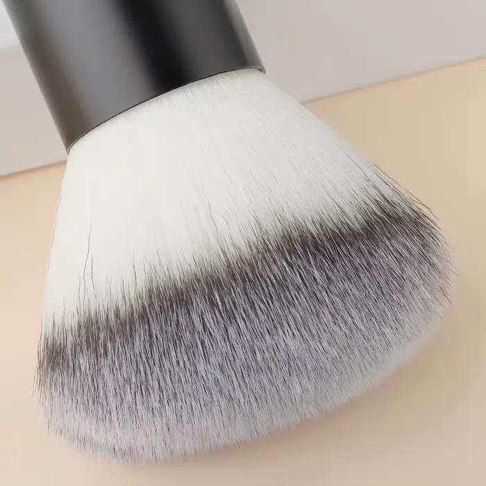 Pinceau Kabuki moelleux pour une application parfaite du fond de teint