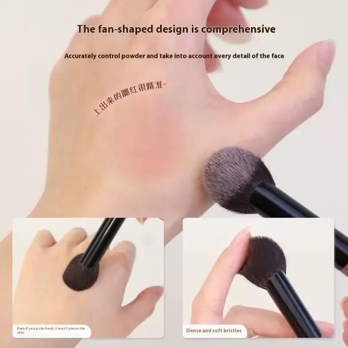 Petit pinceau à Blush en forme d'éventail