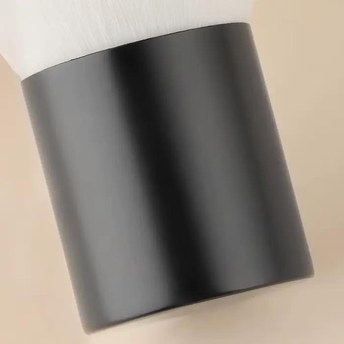 Pinceau Kabuki moelleux pour une application parfaite du fond de teint