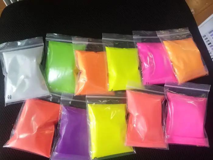 Poudre fluorescente de couleur néon brillante