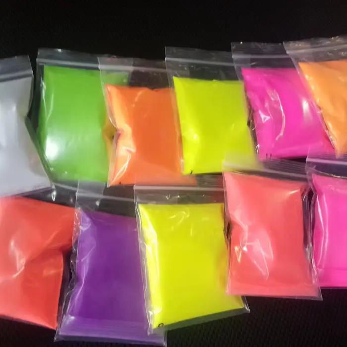 Poudre fluorescente de couleur néon brillante