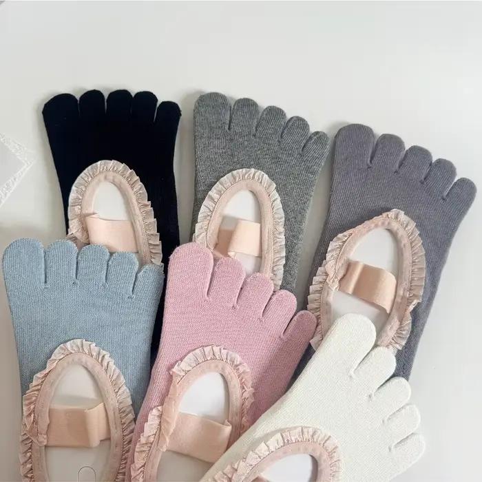 Chaussettes de Pilates à cinq orteils avec grip en silicone plissé, chaussettes courtes souples et élastiques en coton antidérapantes pour le sport
