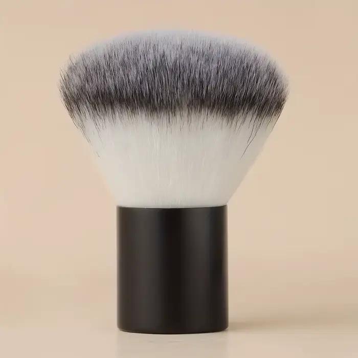 Pinceau Kabuki moelleux pour une application parfaite du fond de teint