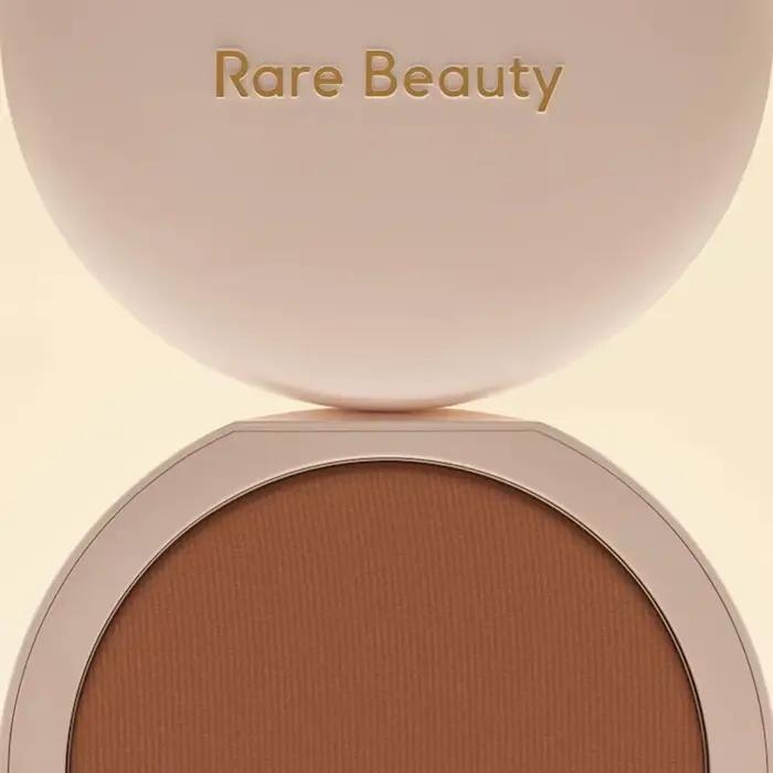 Rare Beauty Stay Genuine Shaded Compact Setting Powder : Poudre fixatrice compacte qui adoucit rapidement