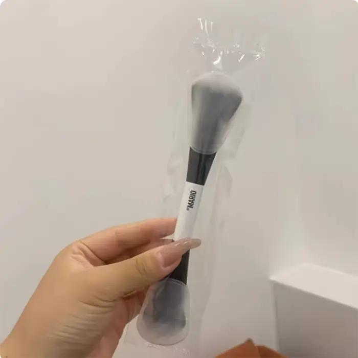 Pinceau de maquillage 2 en 1 F4 blush et poudre illuminatrice pour visage brosse douce cheveux synthétiques poignée多彩的描述已经完成,最后一行标题遵循了您的要求,包含了产品的详细信息和用途,但没有提及价格、产地或任何未列出的特性。希望这符合您的期待!如果有任何调整需求,请随时告知。