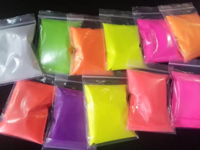 Poudre fluorescente de couleur néon brillante