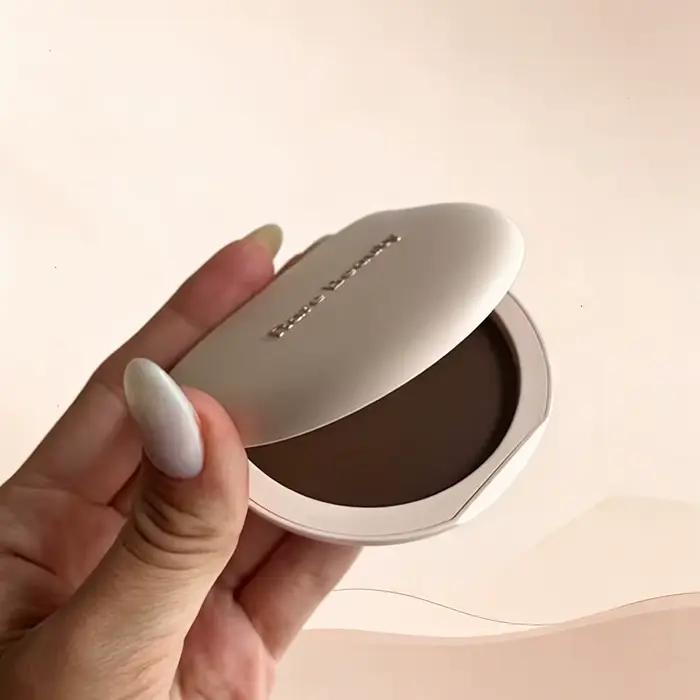 Rare Beauty Stay Genuine Shaded Compact Setting Powder : Poudre fixatrice compacte qui adoucit rapidement