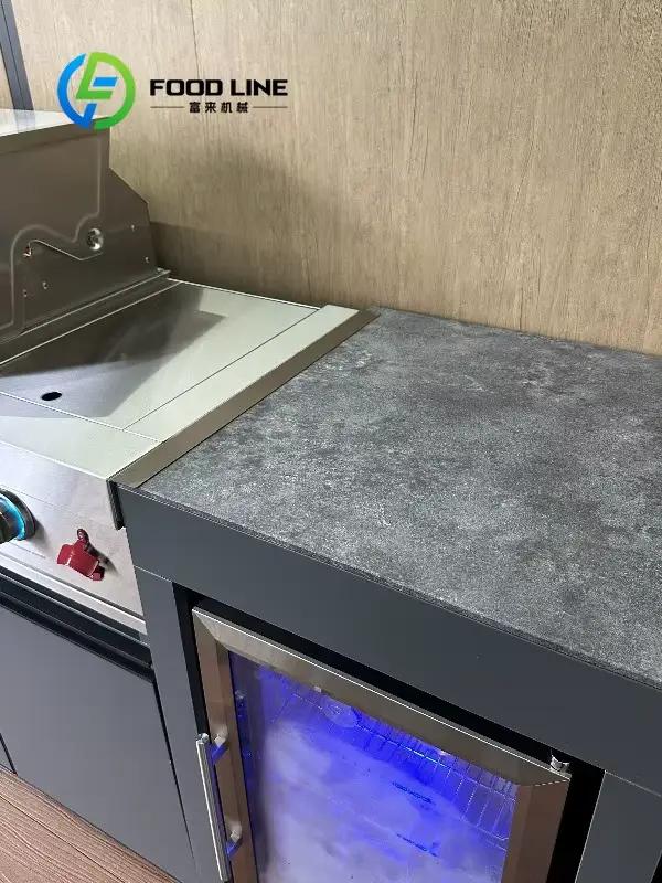 Cuisine extérieure pour barbecue avec abri et plan de travail spacieux pour une préparation facile des aliments