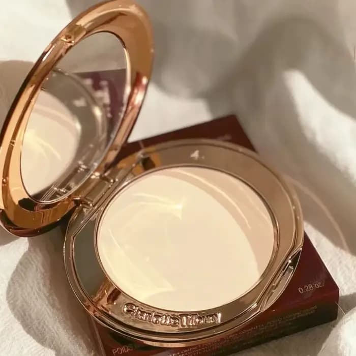 Charlotte Tilbury Micro Light Powder Cushion Ultra – Fond de Teint Liquide en Flacon à Texture Fine Poudrée