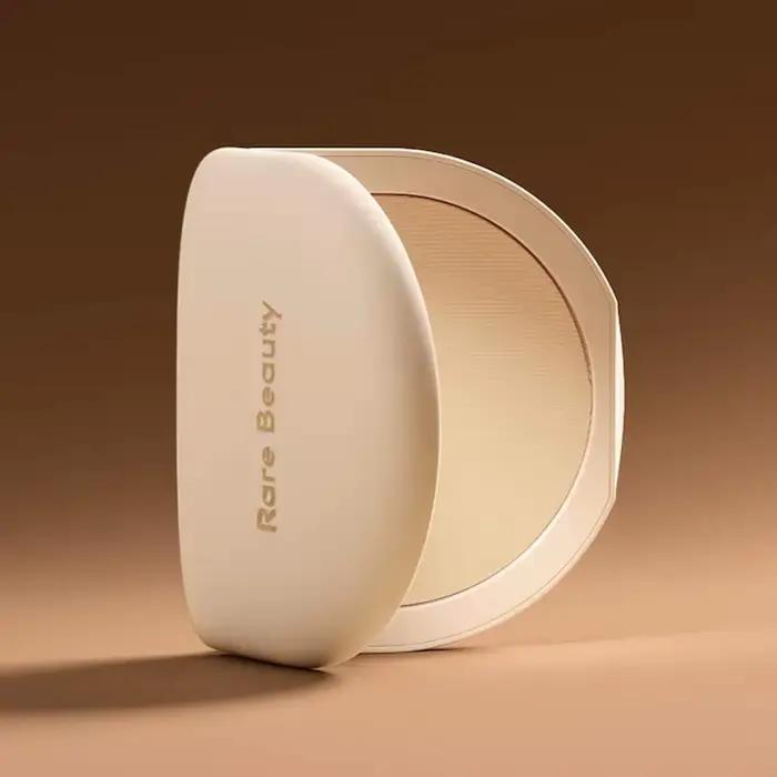 Rare Beauty Stay Genuine Shaded Compact Setting Powder : Poudre fixatrice compacte qui adoucit rapidement
