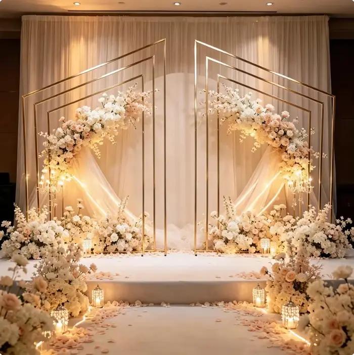 Nouvelle Arrivée : Magnifique Arche de Mariage et de Fête en Métal Doré, Cadre Géométrique à Biseaux, Décoration de Fond Spectaculaire pour Cérémonies
