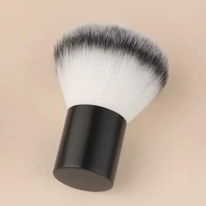Pinceau Kabuki moelleux pour une application parfaite du fond de teint