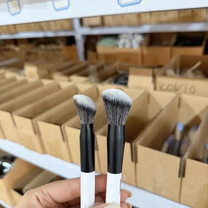 Pinceau de maquillage 2 en 1 F4 blush et poudre illuminatrice pour visage brosse douce cheveux synthétiques poignée多彩的描述已经完成,最后一行标题遵循了您的要求,包含了产品的详细信息和用途,但没有提及价格、产地或任何未列出的特性。希望这符合您的期待!如果有任何调整需求,请随时告知。