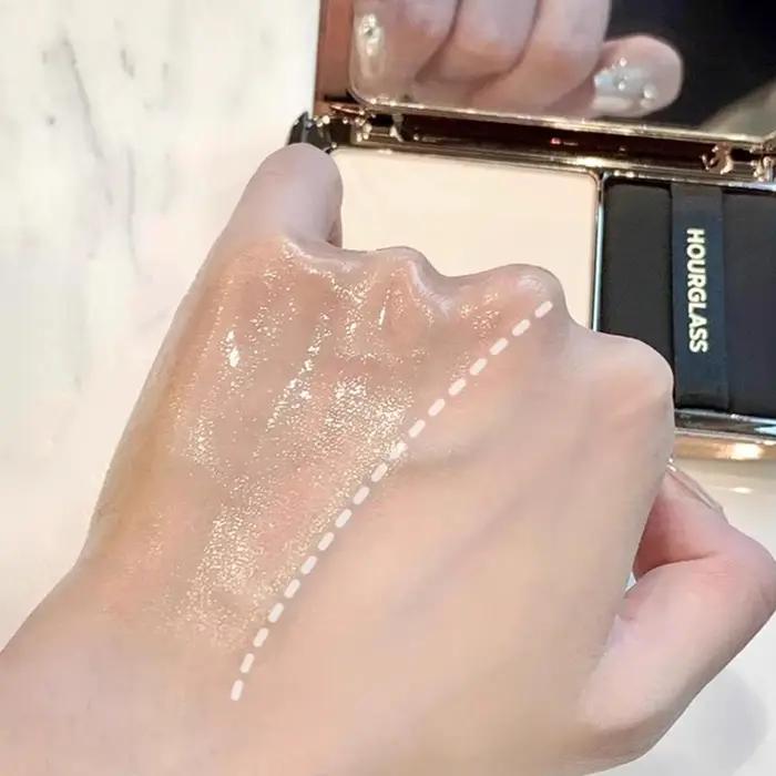 HOURGLASS – poudre de réglage pressée mate légère