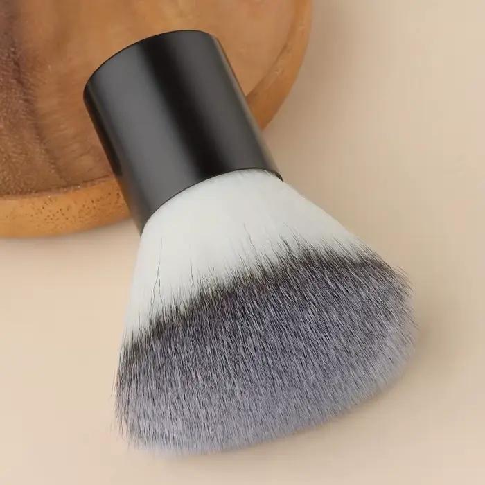 Pinceau Kabuki moelleux pour une application parfaite du fond de teint