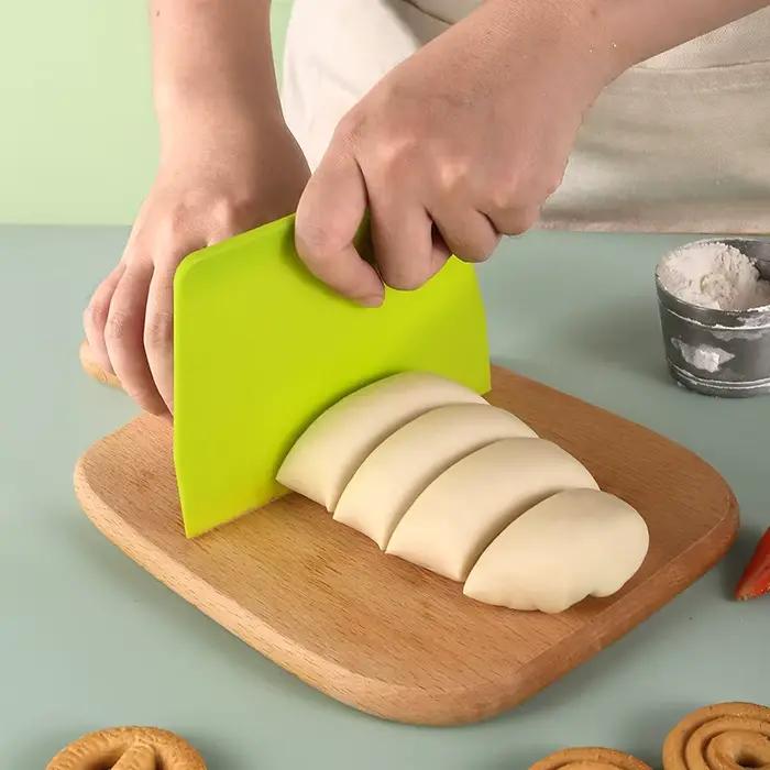 Spatule en plastique pour crème à gâteau, couteau à pâte, grattoir à poupée avec bord lisse, outils de cuisson, 1 pièce
