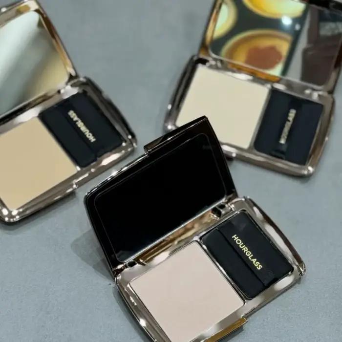 HOURGLASS – poudre de réglage pressée mate légère