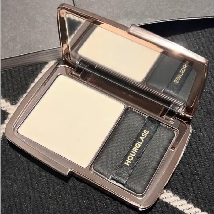 HOURGLASS – poudre de réglage pressée mate légère