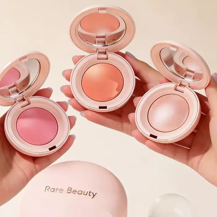 Rare Beauty Poudre de Fard à Joues et Stick Illuminateur Effet Miroir Longue Tenue pour un Fini Naturel et Éclatant