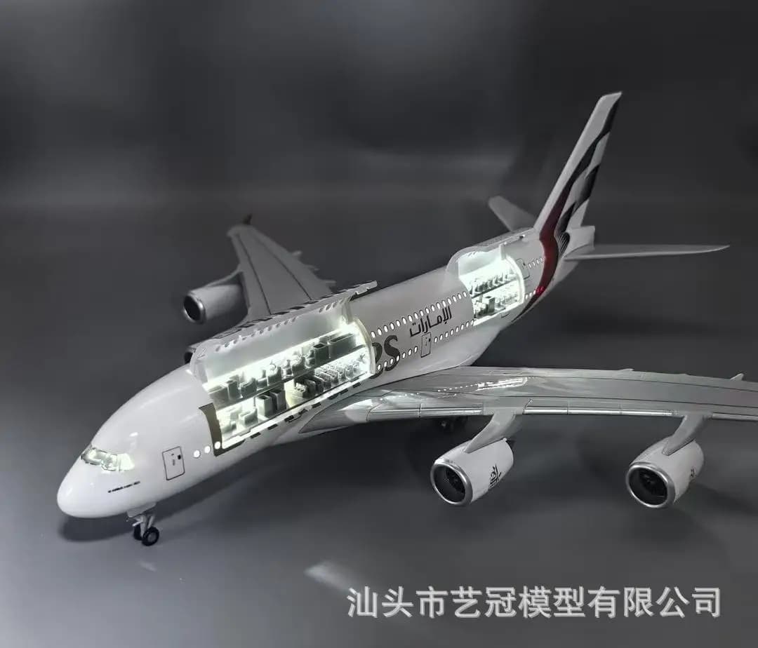 Modèle d'avion Emirates A380 avec portes ouvertes, affichage statique de simulation avec lumières et