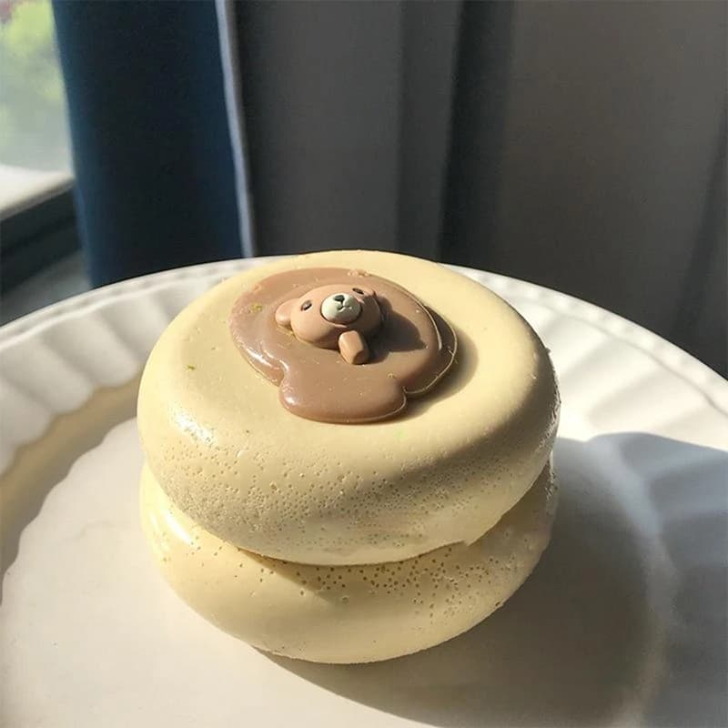 Jouet soufflé à la fraise avec texture douce et crémeuse et aspect alimentaire réaliste, parfait pou