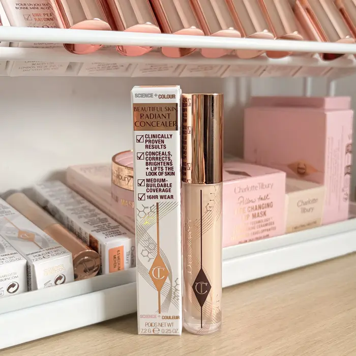 Charlotte Tilbury CT Highlighter Foundation : Poudre compacte hydratante et illuminatrice pour un ma